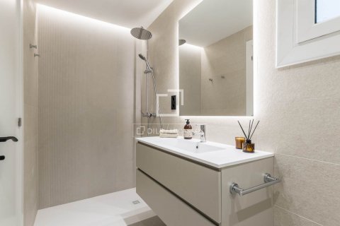 Apartamento de 4 dormitorios en venta en Barcelona, Cataluña, Spain № 8565 - foto 26