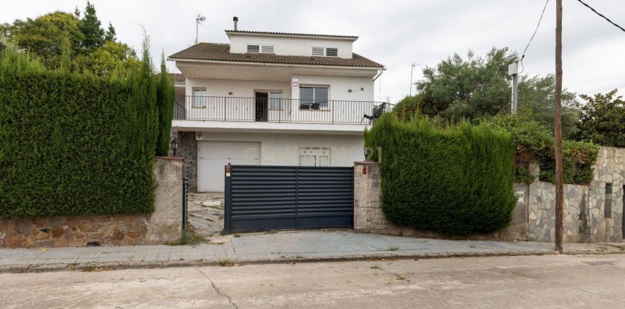 4 bedrooms house for sale in Bigues i Riells, Barcelona, Catalonia, Spain № 9005