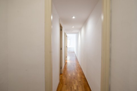 Apartamento de 3 dormitorios en venta en Barcelona, Cataluña, Spain № 6245 - foto 20