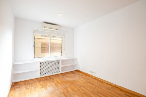 Apartamento de 3 dormitorios en venta en Barcelona, Cataluña, Spain № 6245 - foto 3