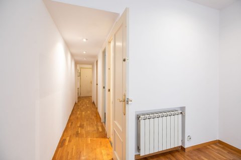 Apartamento de 3 dormitorios en venta en Barcelona, Cataluña, Spain № 6245 - foto 24