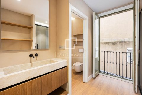 Apartamento de 4 dormitorios en venta en Barcelona, Cataluña, Spain № 8550 - foto 27