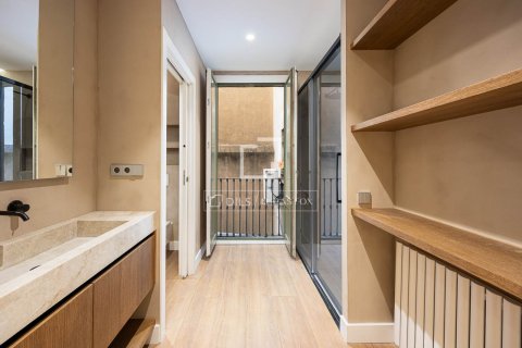 Apartamento de 4 dormitorios en venta en Barcelona, Cataluña, Spain № 8550 - foto 26