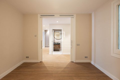 Apartamento de 4 dormitorios en venta en Barcelona, Cataluña, Spain № 8550 - foto 13