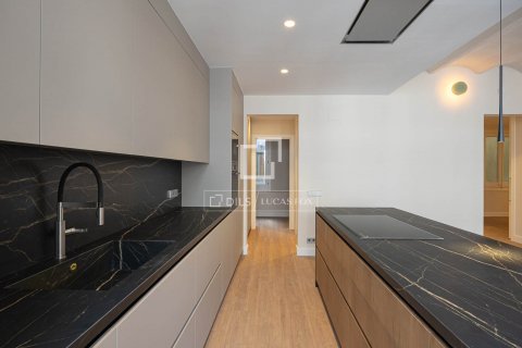 Apartamento de 4 dormitorios en venta en Barcelona, Cataluña, Spain № 8550 - foto 9