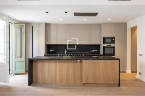 Apartamento de 4 dormitorios en venta en Barcelona, Cataluña, Spain № 8550 - foto 5