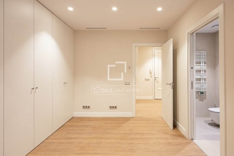 Apartamento de 4 dormitorios en venta en Barcelona, Cataluña, Spain № 8550 - foto 17
