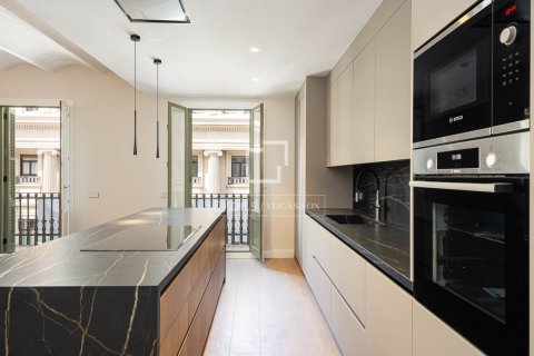 Apartamento de 4 dormitorios en venta en Barcelona, Cataluña, Spain № 8550 - foto 8