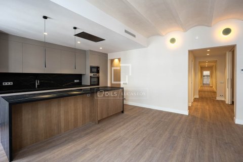 Apartamento de 4 dormitorios en venta en Barcelona, Cataluña, Spain № 8550 - foto 7