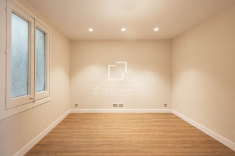 Apartamento de 4 dormitorios en venta en Barcelona, Cataluña, Spain № 8550 - foto 12