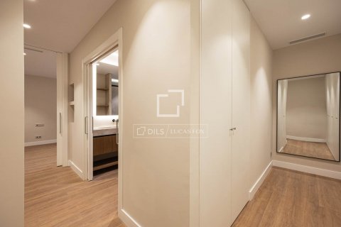 Apartamento de 4 dormitorios en venta en Barcelona, Cataluña, Spain № 8550 - foto 30