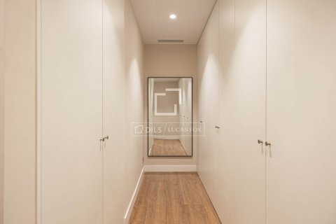 Apartamento de 4 dormitorios en venta en Barcelona, Cataluña, Spain № 8550 - foto 29