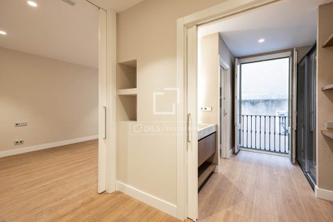 Apartamento de 4 dormitorios en venta en Barcelona, Cataluña, Spain № 8550 - foto 25