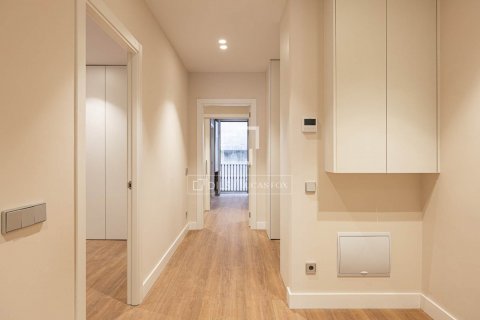 Apartamento de 4 dormitorios en venta en Barcelona, Cataluña, Spain № 8550 - foto 22