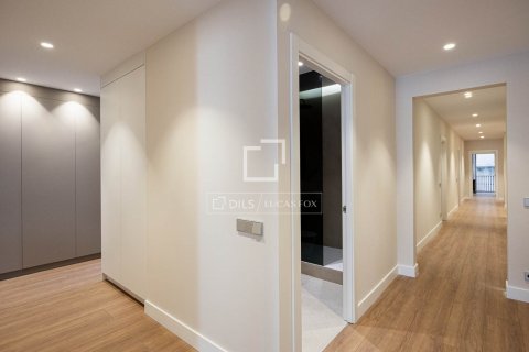Apartamento de 4 dormitorios en venta en Barcelona, Cataluña, Spain № 8550 - foto 11