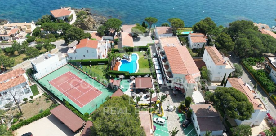 2208 sq.m. hotel for sale in Llanca, Girona, Catalonia, Spain № 5655
