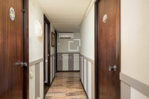 Apartamento de 5 dormitorios en venta en Barcelona, Cataluña, Spain № 8889 - foto 29