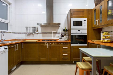 Купить квартиру в Барселона, Испания с 3 спальни, 137м², № 8696 - фото 3