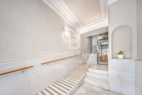 Apartamento de 4 dormitorios en venta en Barcelona, Cataluña, Spain № 7731 - foto 5