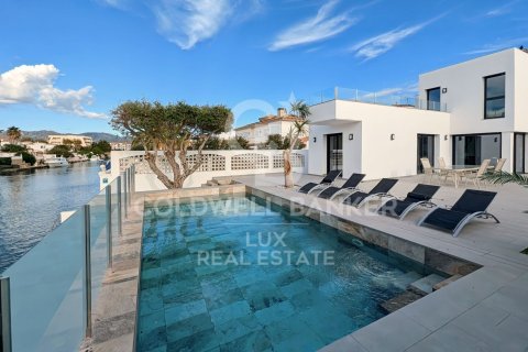 5 bedrooms villa for sale in Empuriabrava, Girona, Catalonia, Spain № 6014 - photo 2