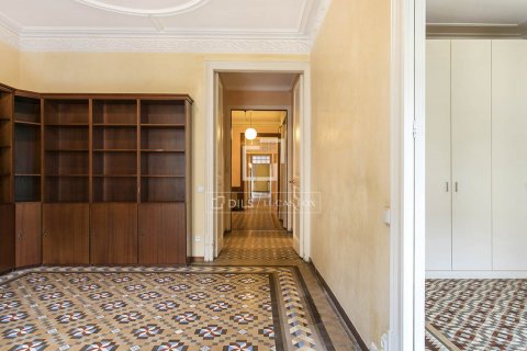 Apartamento de 3 dormitorios en venta en Barcelona, Cataluña, Spain № 8753 - foto 16
