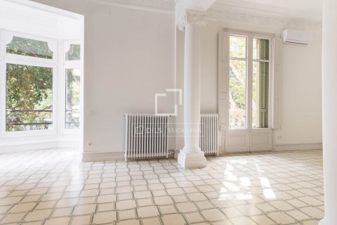 4 bedrooms apartment for sale in Barcelona, Catalonia, Spain № 8733 - photo 2