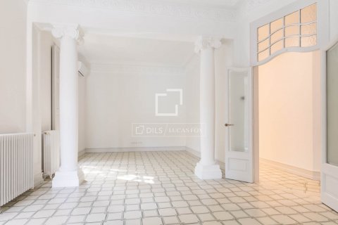 4 bedrooms apartment for sale in Barcelona, Catalonia, Spain № 8733 - photo 4