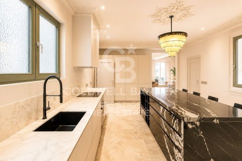 Apartamento de 4 dormitorios en venta en Barcelona, Cataluña, Spain № 7761 - foto 23
