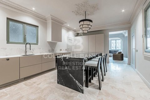 Apartamento de 4 dormitorios en venta en Barcelona, Cataluña, Spain № 7761 - foto 11