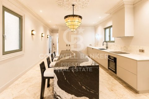 Apartamento de 4 dormitorios en venta en Barcelona, Cataluña, Spain № 7761 - foto 3