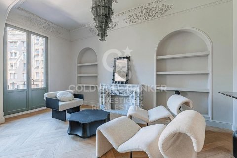 Apartamento de 4 dormitorios en venta en Barcelona, Cataluña, Spain № 7761 - foto 9