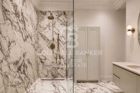 Apartamento de 4 dormitorios en venta en Barcelona, Cataluña, Spain № 7761 - foto 5