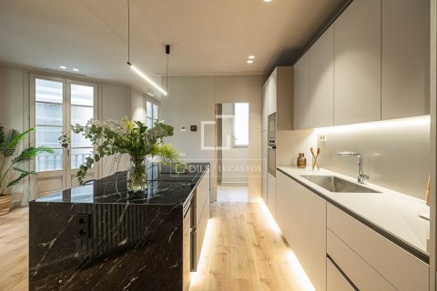 4 bedrooms apartment for sale in Barcelona, Catalonia, Spain № 8788 - photo 12