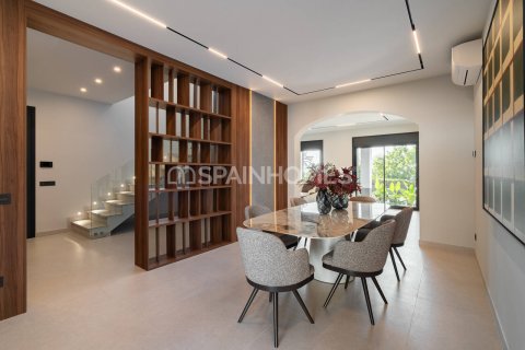 Купить виллу в Кастельдефельс, Испания с 7 комнат, 264м², № 6568 - фото 11