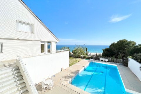 Купить дом в Кастельдефельс, Испания с 8 комнат, 723м², № 6571 - фото 3