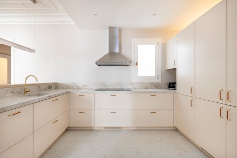 Купить квартиру в Барселона, Испания с 4 комнаты, № 1519 - фото 5