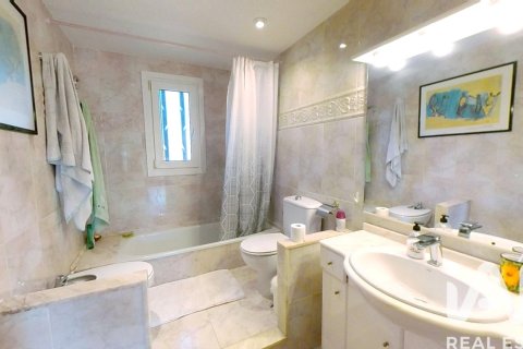 Сasa de 5 dormitorios en venta en La Bisbal Del Penedes, Tarragona, Cataluña, Spain № 4756 - foto 23