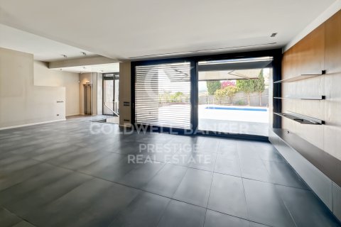 Сasa de 4 dormitorios en venta en Barcelona, Cataluña, Spain № 7830 - foto 6