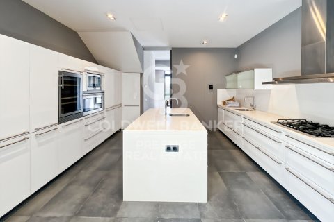 Сasa de 4 dormitorios en venta en Barcelona, Cataluña, Spain № 7830 - foto 9