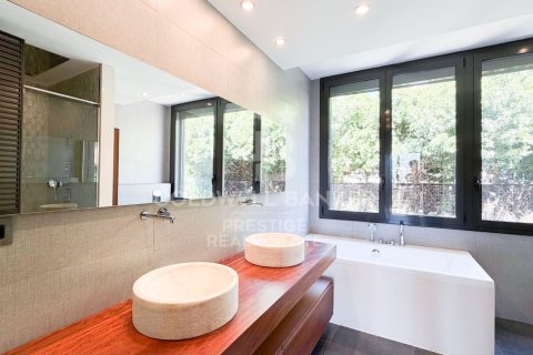 Сasa de 4 dormitorios en venta en Barcelona, Cataluña, Spain № 7830 - foto 4