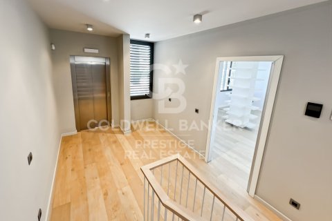 Сasa de 4 dormitorios en venta en Barcelona, Cataluña, Spain № 7830 - foto 17