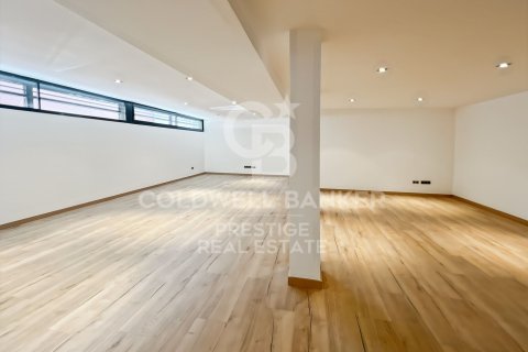 Сasa de 4 dormitorios en venta en Barcelona, Cataluña, Spain № 7830 - foto 20