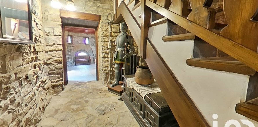  Castillos de 6 dormitorios en venta en Lérida, Cataluña, Spain № 4909