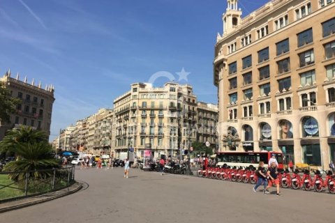 6189 sq.m. commercial property for rent in Barcelona, Catalonia, Spain № 8013 - photo 4