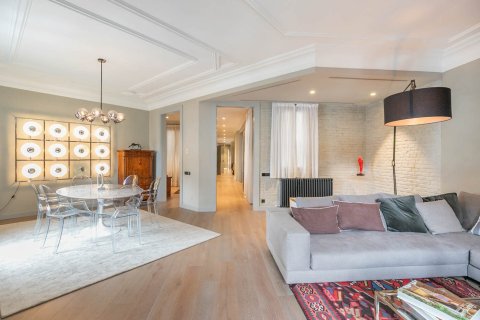 Купить квартиру в Барселона, Испания с 4 комнаты, № 1512 - фото 2