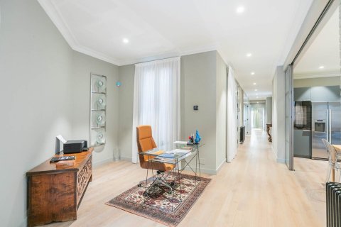 Купить квартиру в Барселона, Испания с 4 комнаты, № 1512 - фото 11