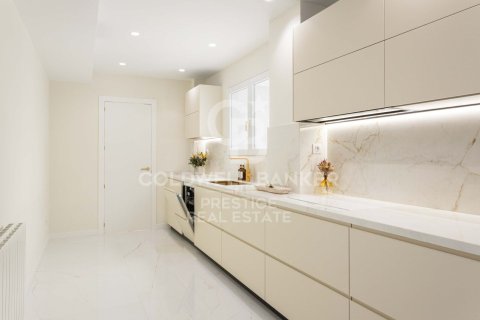 Apartamento de 5 dormitorios en venta en Barcelona, Cataluña, Spain № 5700 - foto 16
