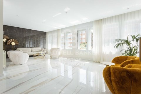 Apartamento de 5 dormitorios en venta en Barcelona, Cataluña, Spain № 5700 - foto 2