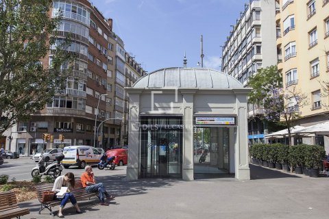Apartamento de 4 dormitorios en venta en Barcelona, Cataluña, Spain № 8828 - foto 3