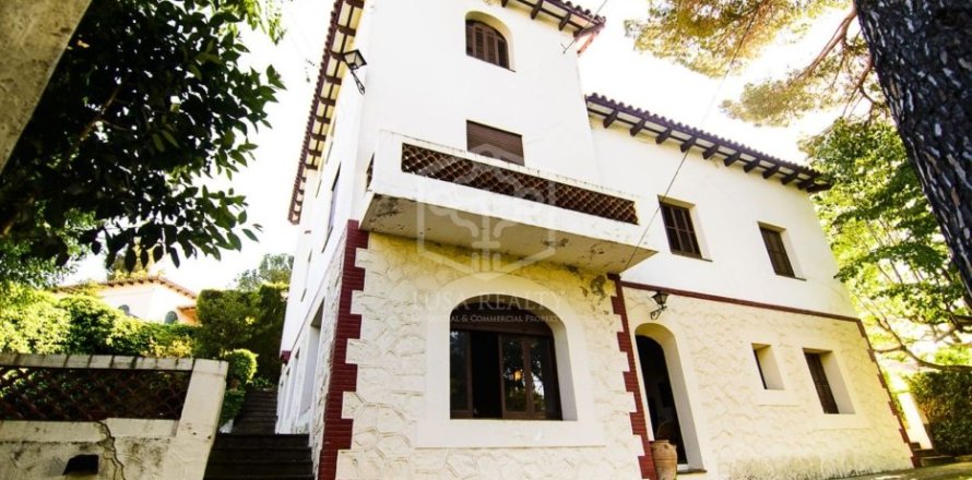 13 bedrooms commercial property for sale in Barcelona, Catalonia, Spain № 947